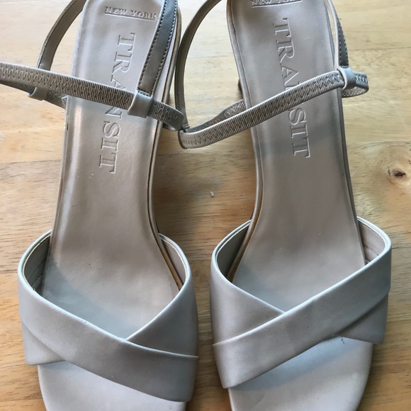 GUC, Size 10M, Champagne, “NY Transit” Sandals - Picture 2 of 8